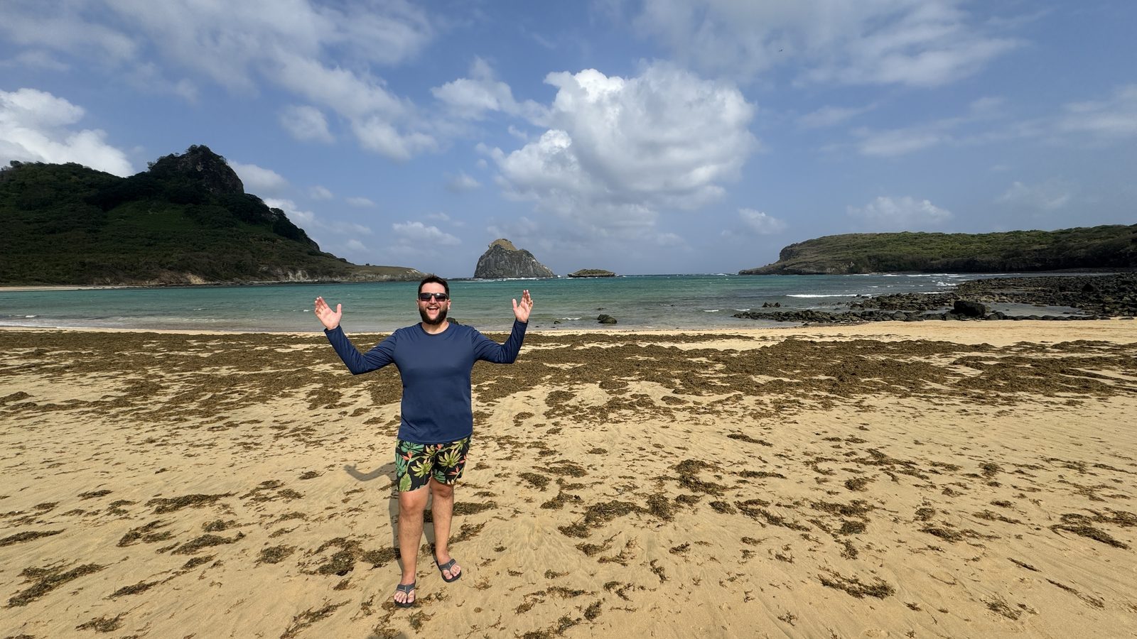 Praia deserta com o Morro Dois Irmaos ao fundo em Fernando de Noronha