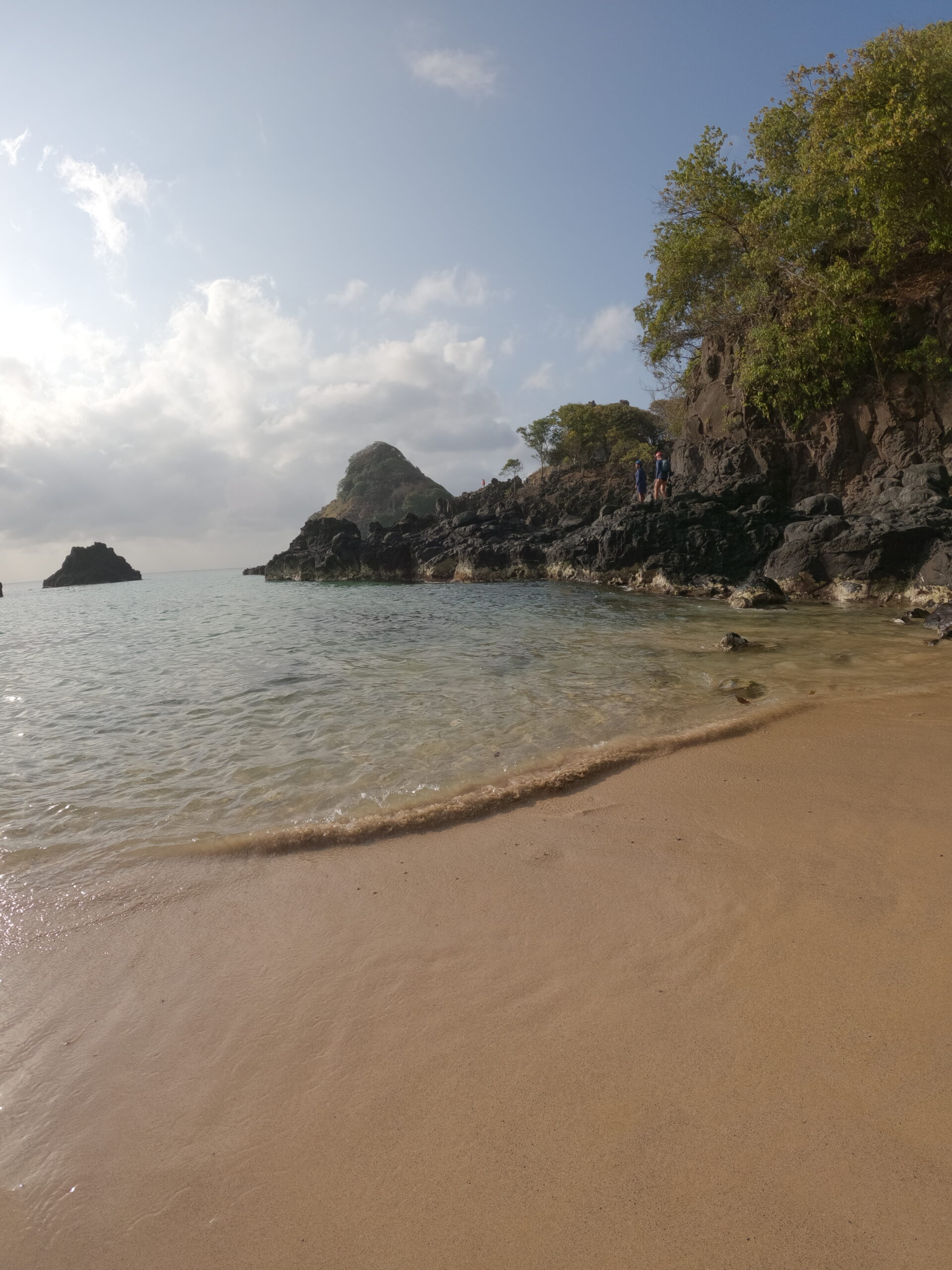 Praia com falésias perto da região central de Fernando de Noronha