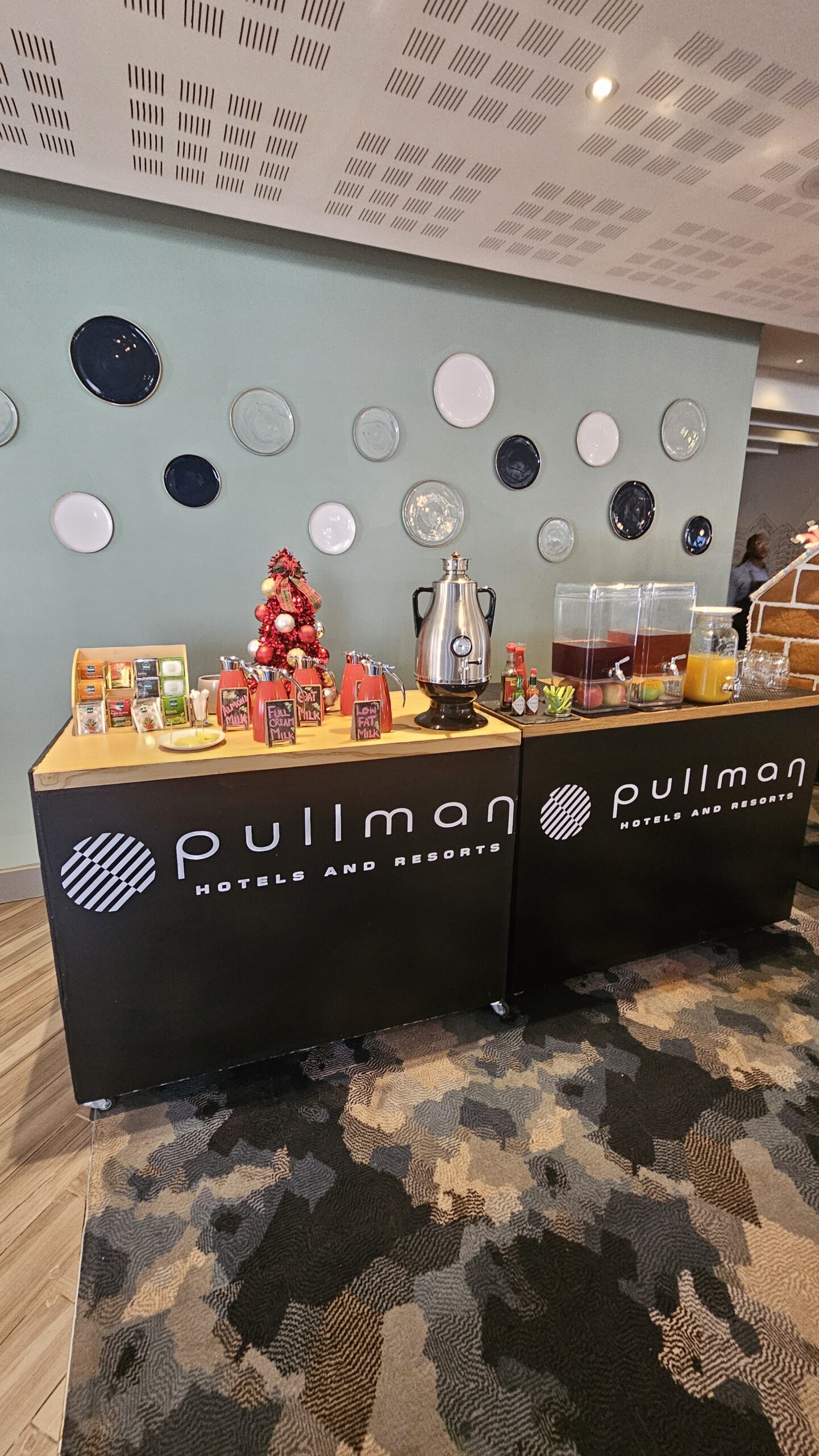 Estação de frutas frescas do buffet de café da manhã do Pullman Cape Town, com melancia e abacaxi