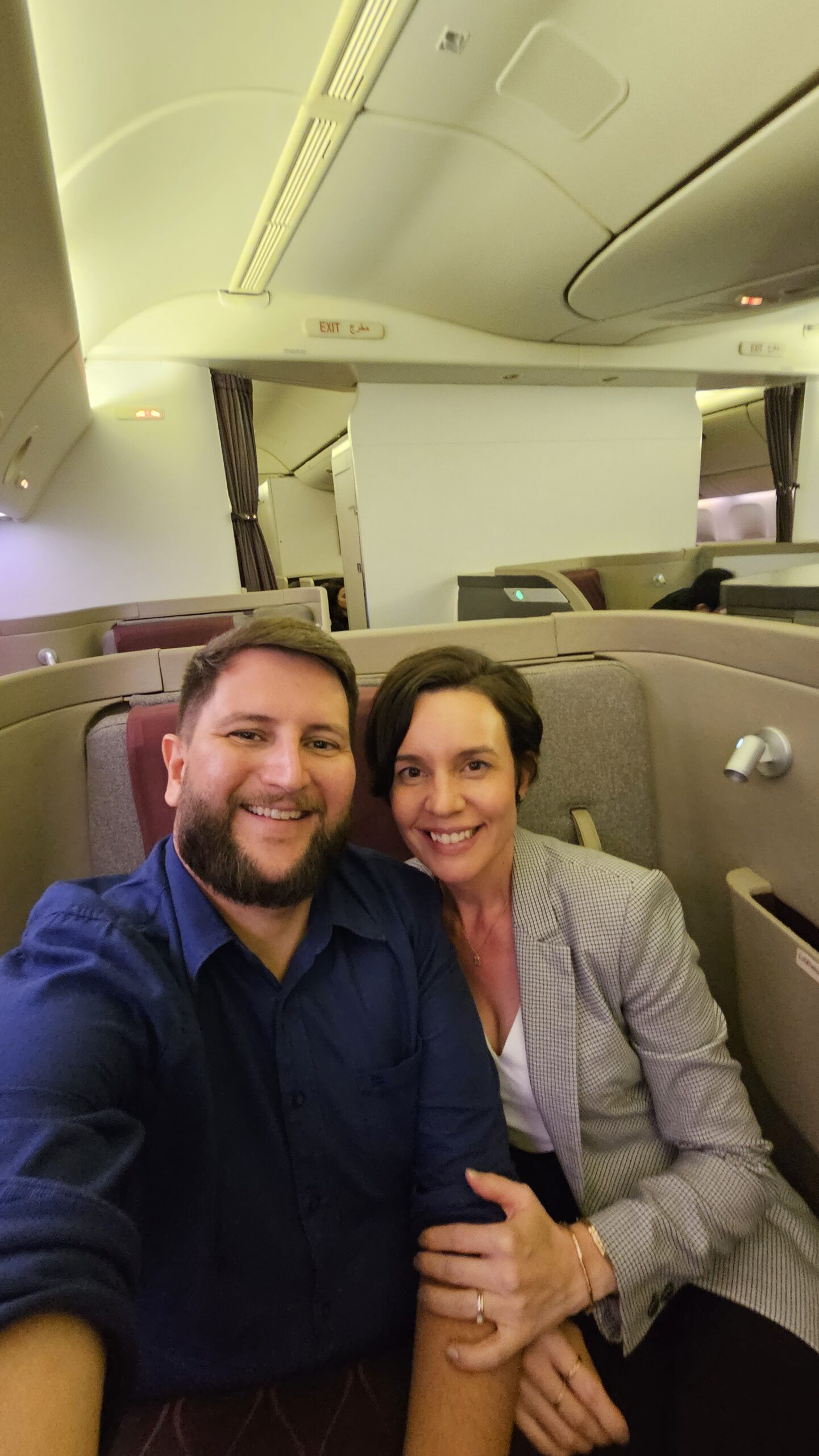 Rudi e Carol posando com a comissária dedicada da primeira classe da Qatar Airways