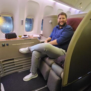 Rudi sorrindo na Suite 1K da Primeira Classe da Qatar Airways