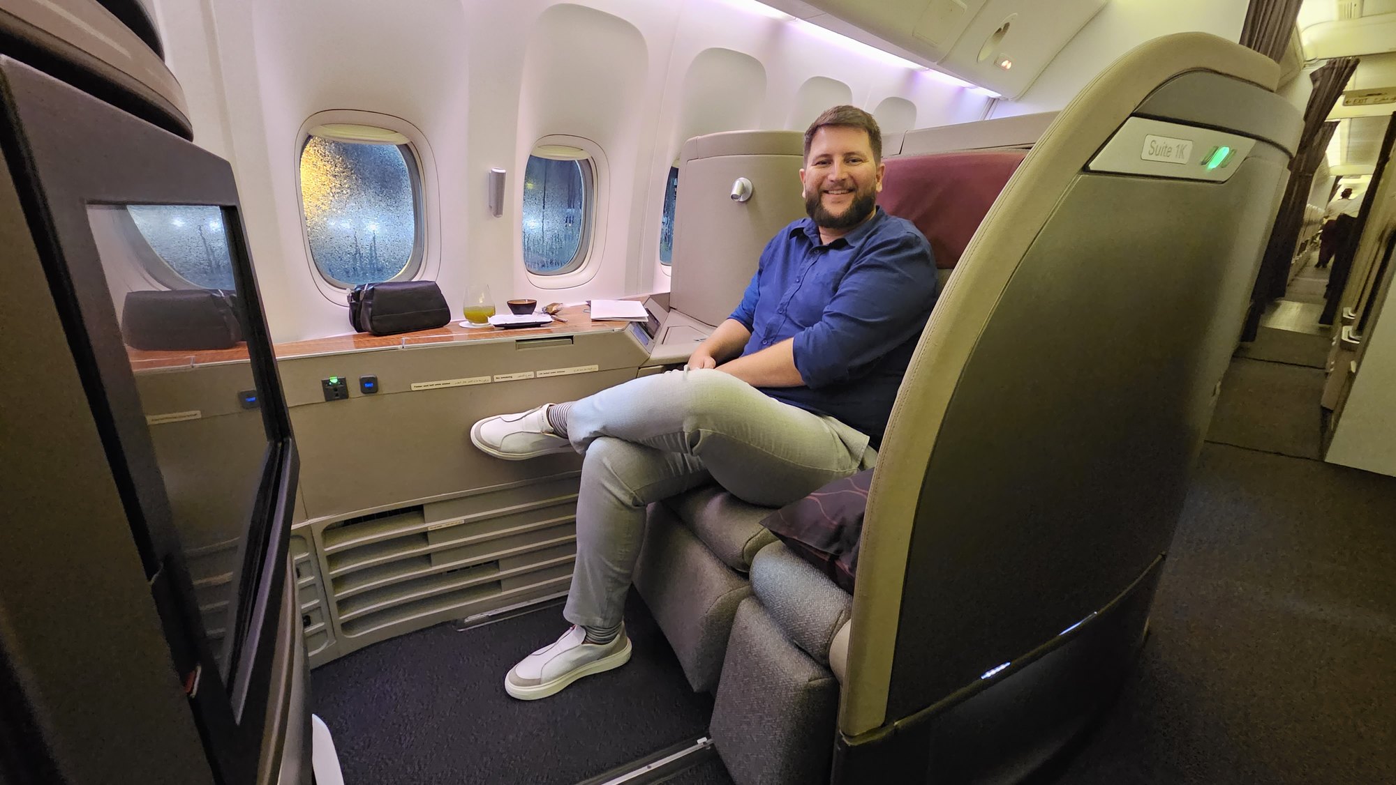 Eu na Suite 1K da Primeira Classe da Qatar, a caminho das Maldivas: emissão feita com milhas pela tabela fixa