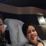 Rudi e Carol na cama de casal da Qsuite da Qatar Airways