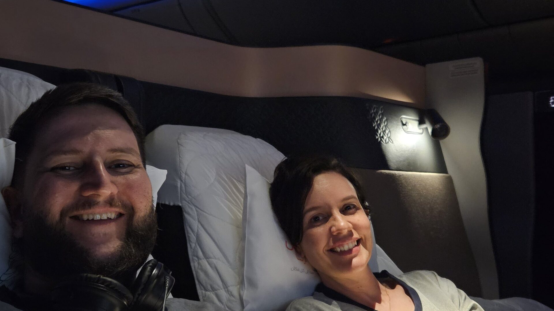 Rudi e Carol na cama de casal da Qsuite da Qatar Airways