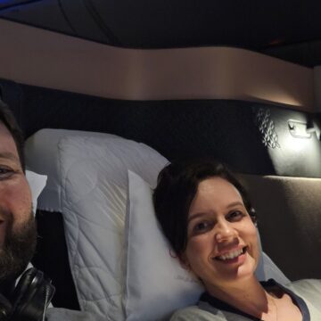 Rudi e Carol na cama de casal da Qsuite da Qatar Airways
