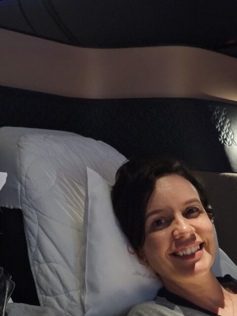 Rudi e Carol na cama de casal da Qsuite da Qatar Airways