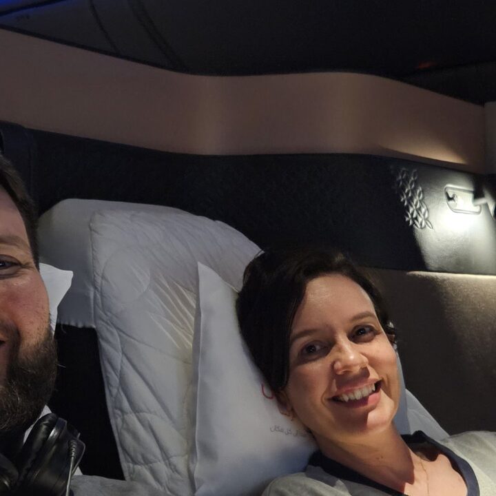 Rudi e Carol na cama de casal da Qsuite da Qatar Airways