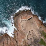 Vista aérea de drone de ruínas de forte histórico na costa perto do Recife