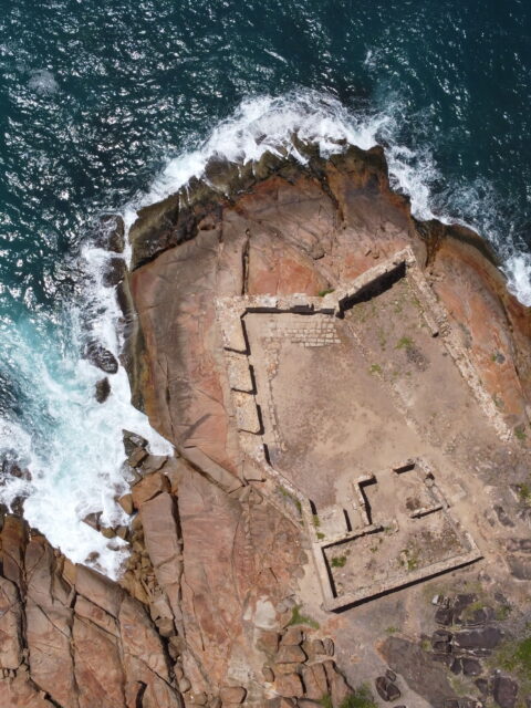 Vista aérea de drone de ruínas de forte histórico na costa perto do Recife