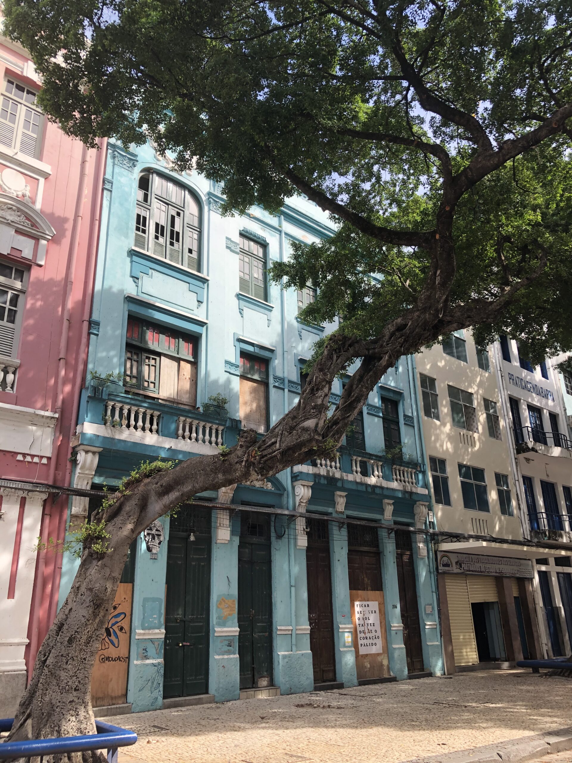 Casarios históricos coloridos e antigos na Rua Aurora, no Recife Antigo