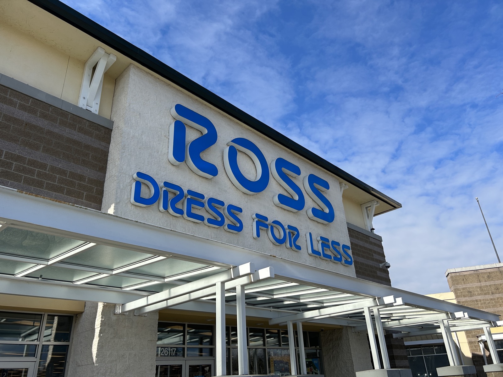 Entrada de loja Ross Dress for Less com letreiro azul grande