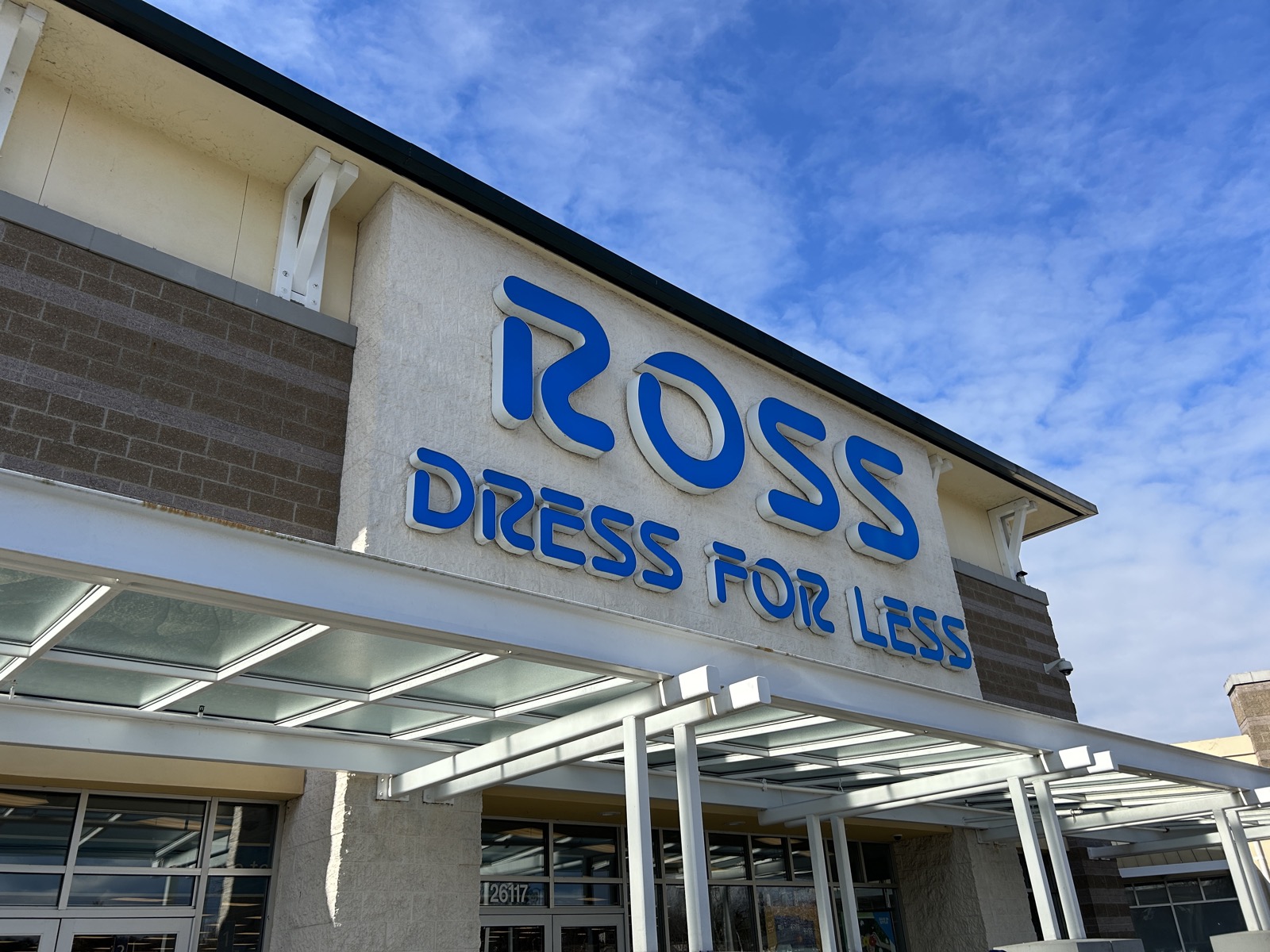 Fachada de uma loja Ross Dress for Less nos Estados Unidos com ceu azul