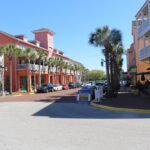 Rua principal de Celebration, cidade planejada perto da Disney em Orlando, com fachadas coloridas e calçadas arborizadas