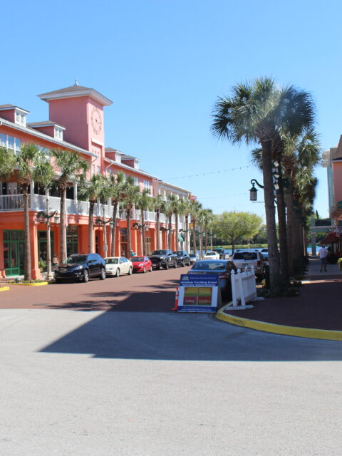 Rua principal de Celebration, cidade planejada perto da Disney em Orlando, com fachadas coloridas e calçadas arborizadas