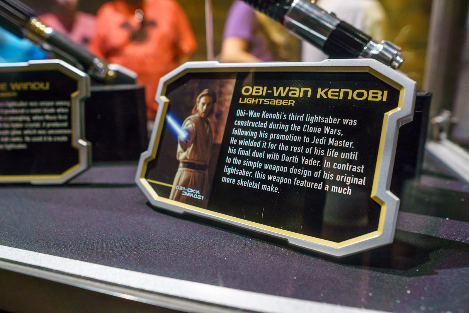 Sabre de luz do Obi-Wan Kenobi exposto na Star Wars Launch Bay