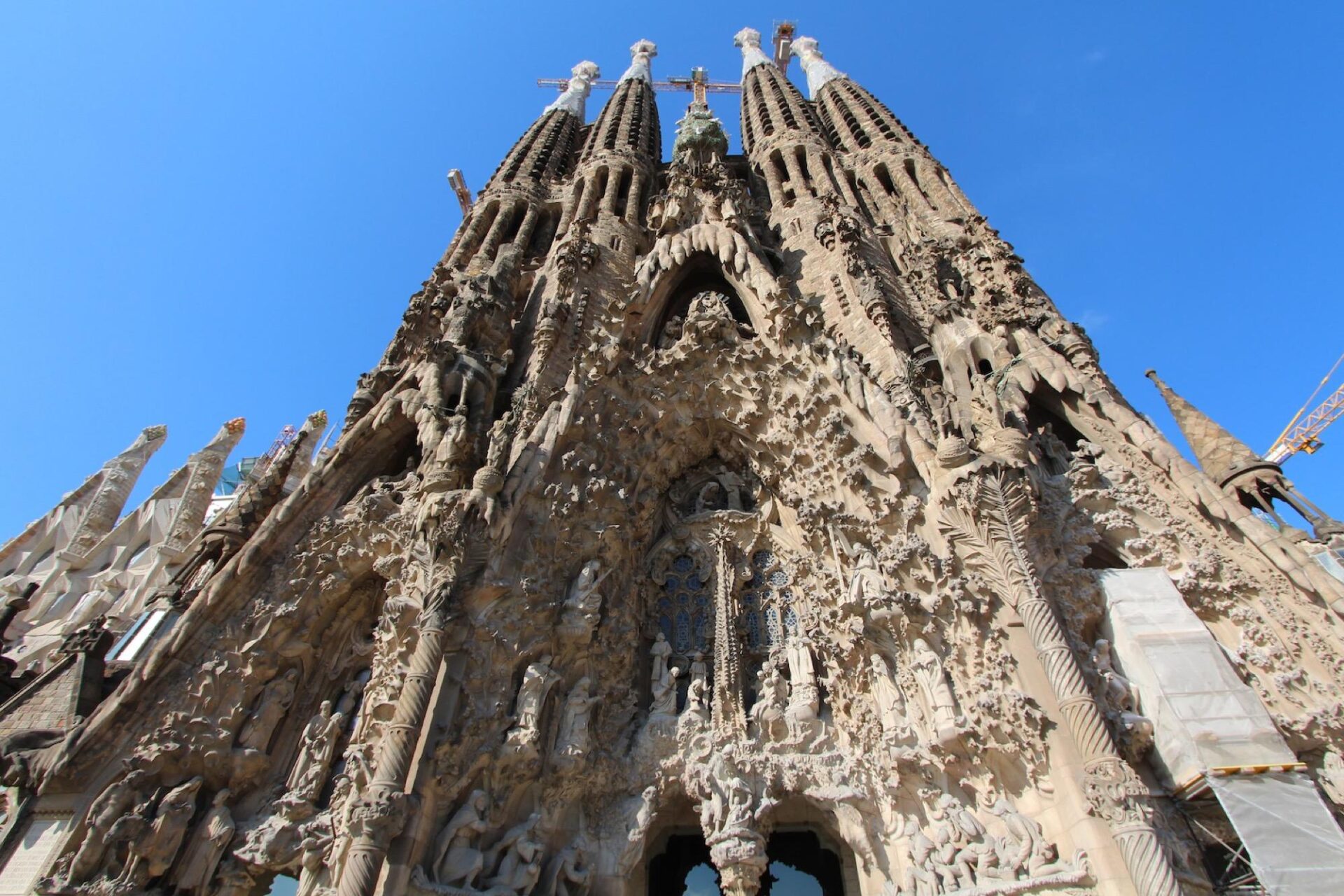 Fachada da Sagrada Família em Barcelona