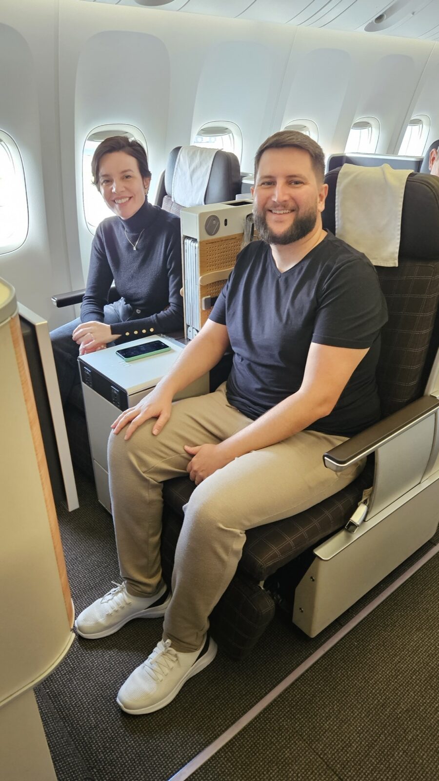 Rudi e Carol na cabine da executiva da Swiss antes da decolagem