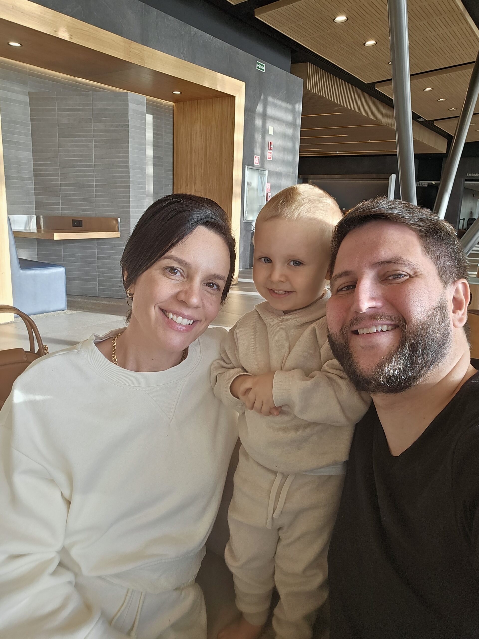 Rudi, Carol e Samuel em selfie dentro da Sala VIP BRB do Aeroporto de Brasília