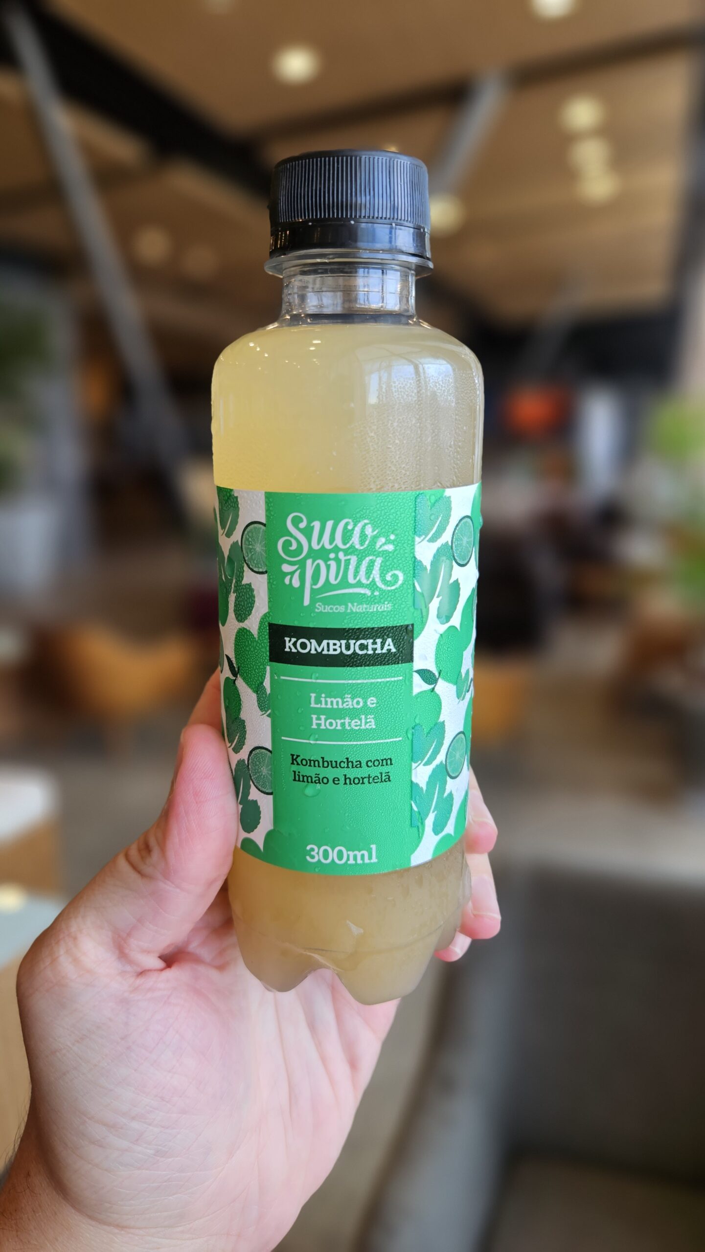 Kombucha de limão e hortelã disponível no bar da Sala VIP BRB do Aeroporto de Brasília