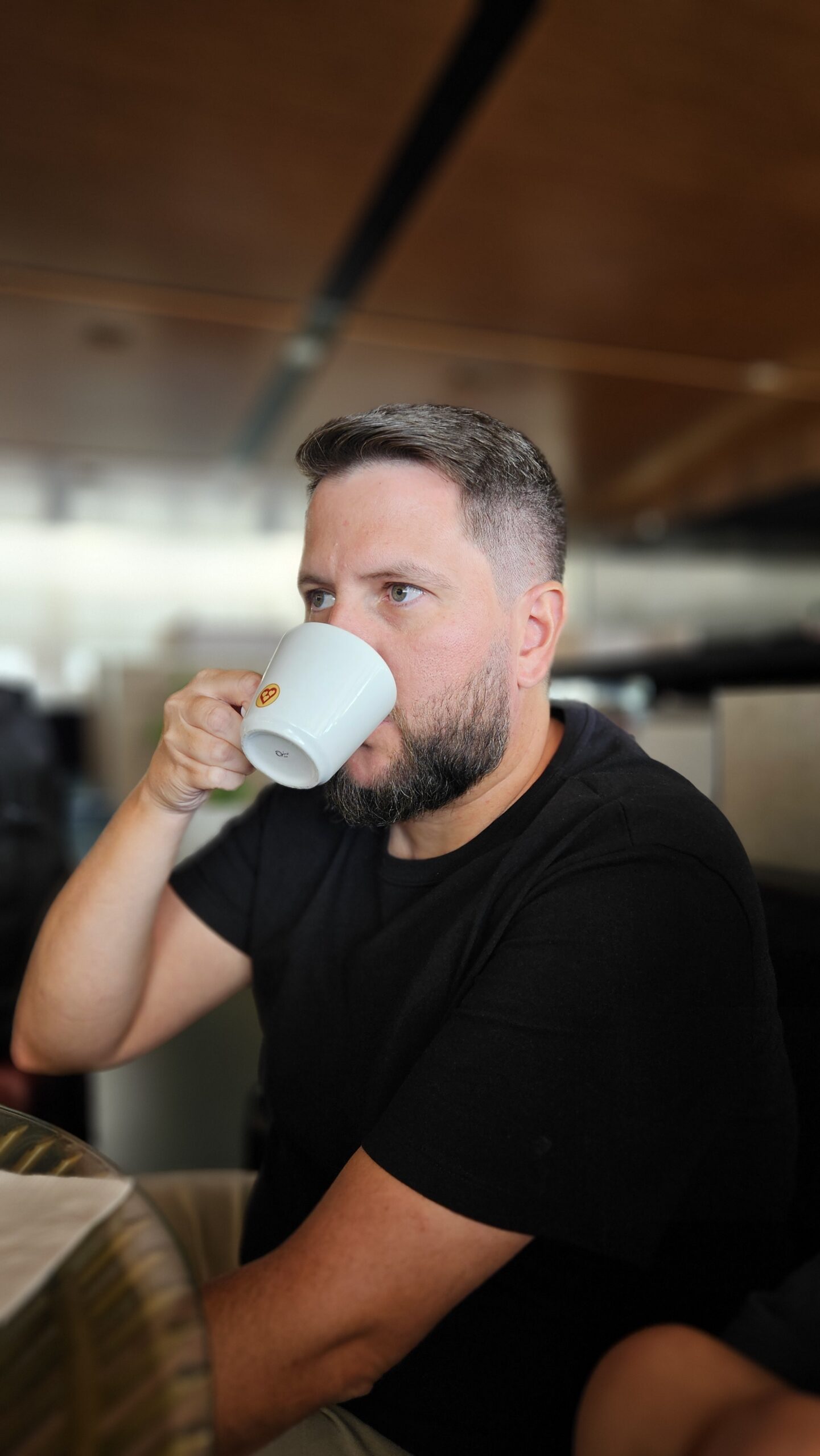 Rudi tomando café na máquina Três Corações da Sala VIP Club do Aeroporto de Brasília