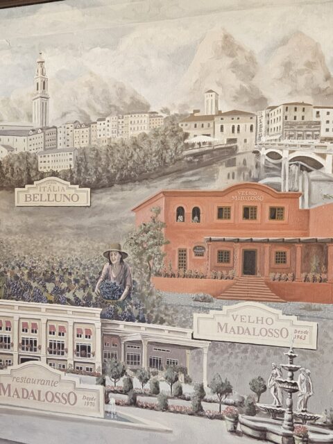 Pintura na parede do restaurante Madalosso contando a historia da familia italiana em Santa Felicidade, Curitiba, desde 1970