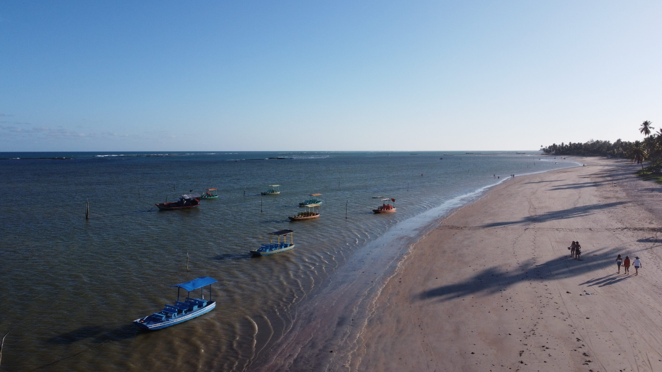 Jangadas de pescador ancoradas na praia ao entardecer em São Miguel dos Milagres