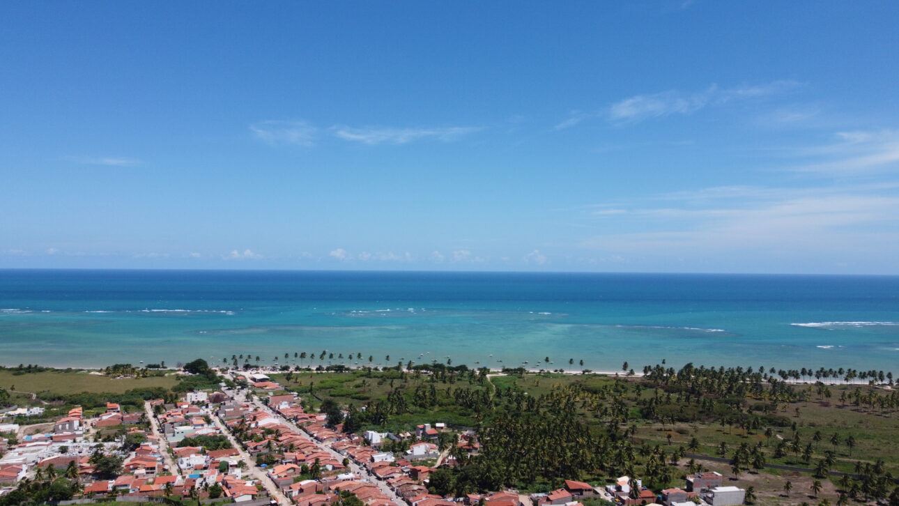 Vista aérea de drone da cidade de São Miguel dos Milagres com o mar de piscinas naturais ao fundo