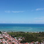 Vista aérea de drone da cidade de São Miguel dos Milagres com o mar de piscinas naturais ao fundo