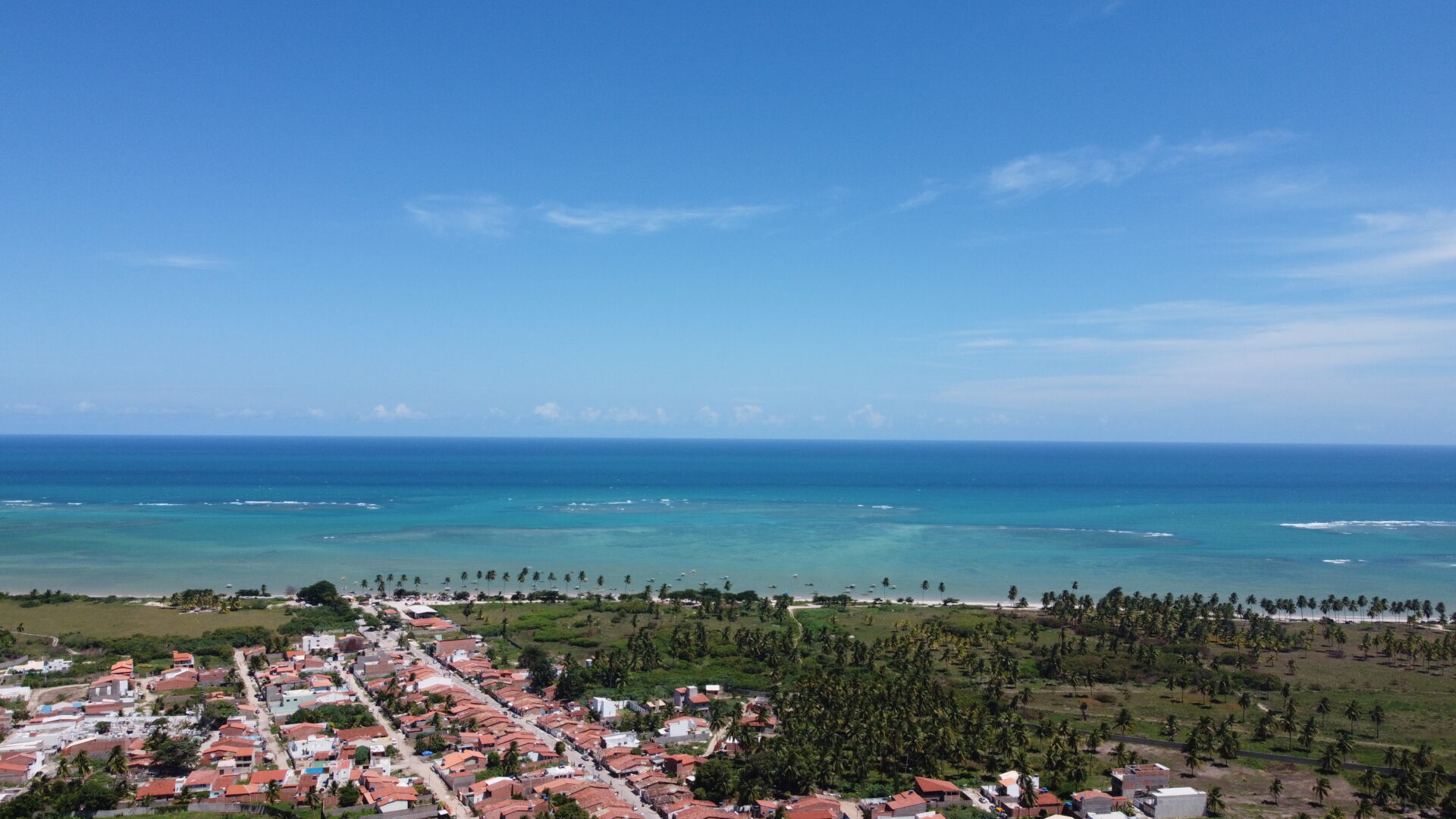 Vista aérea de drone da cidade de São Miguel dos Milagres com o mar de piscinas naturais ao fundo