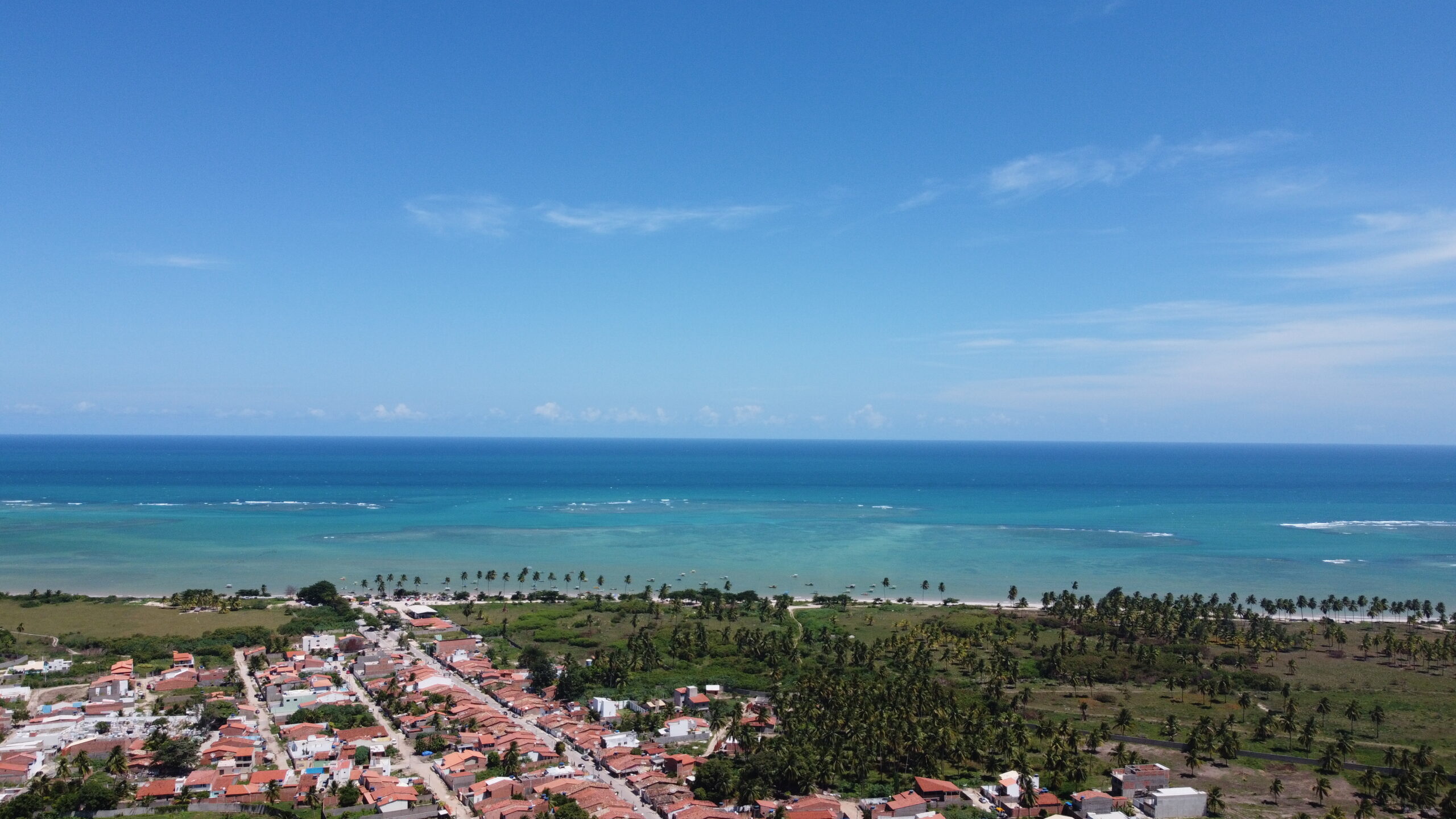 Vista aérea de drone da cidade de São Miguel dos Milagres com o mar de piscinas naturais ao fundo