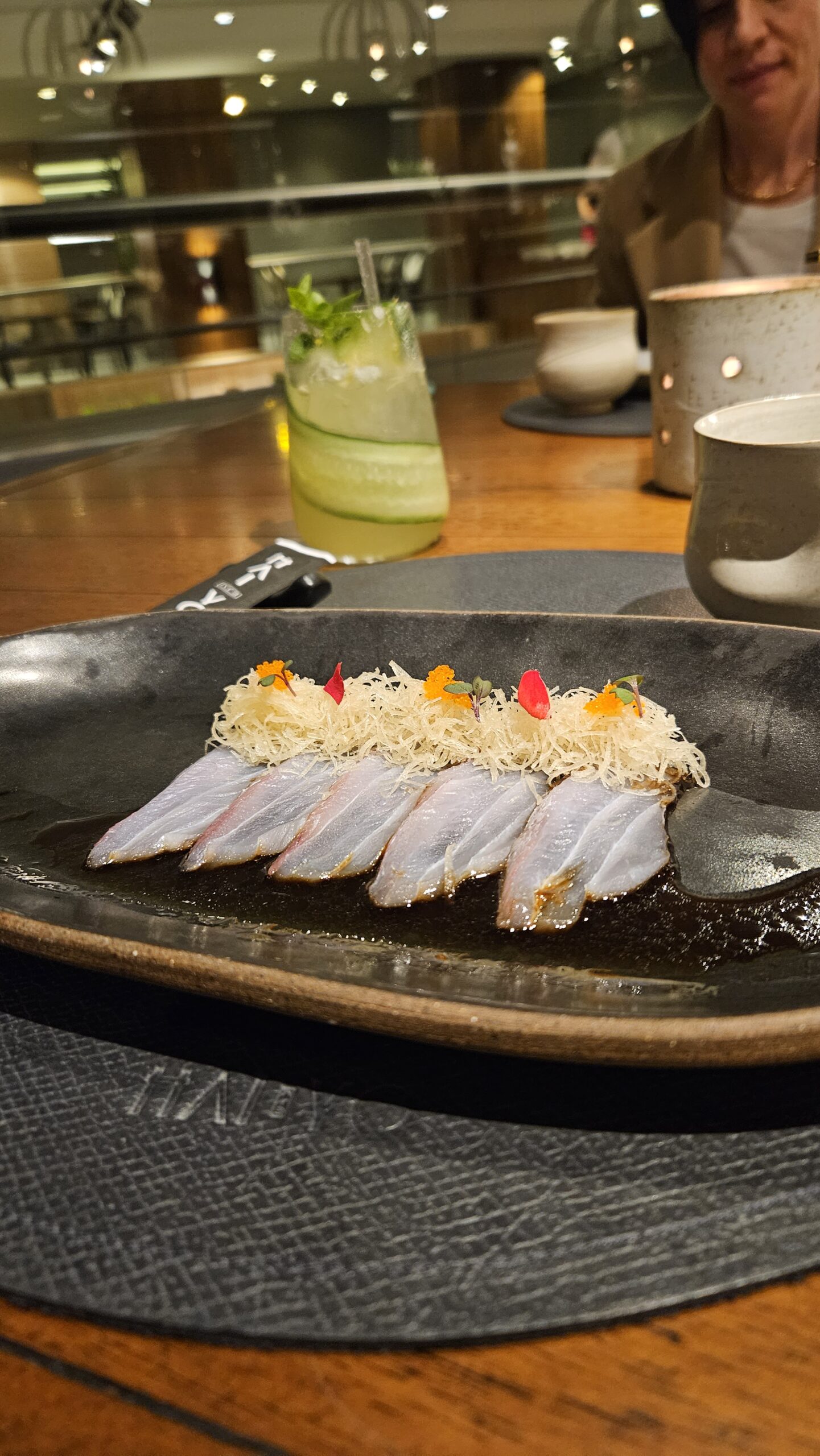 Sashimi fatiado com fios crocantes e flores comestiveis, um dos pratos do menu degustacao Keiken no HAI YO