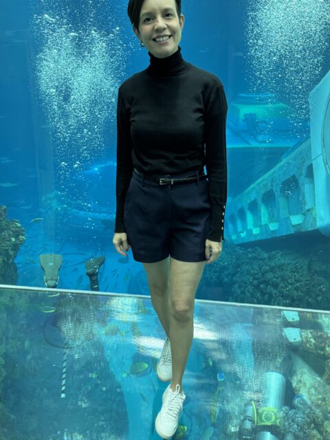 Carol no túnel de vidro do aquário do SeaWorld Yas Island Abu Dhabi