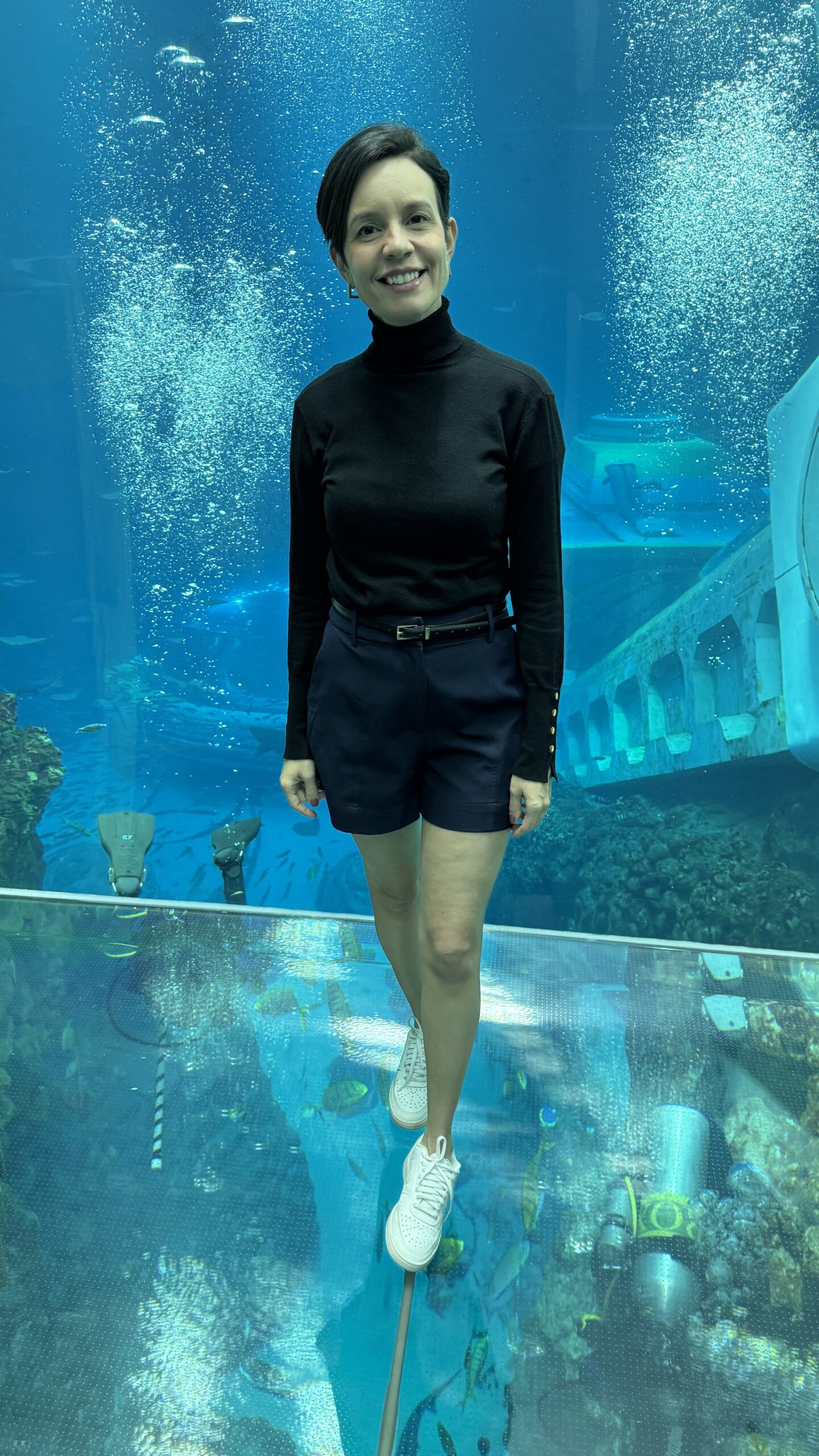 Carol no túnel de vidro do aquário do SeaWorld Yas Island Abu Dhabi