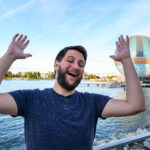 Homem tirando selfie com o celular em frente ao balao na lagoa do Disney Springs em Orlando