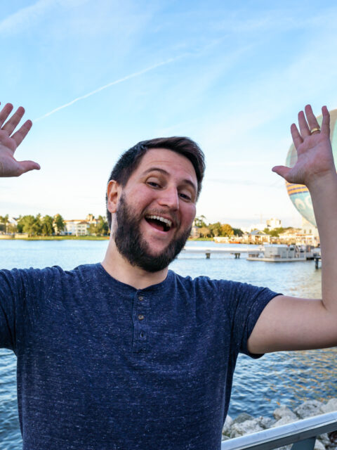 Homem tirando selfie com o celular em frente ao balao na lagoa do Disney Springs em Orlando