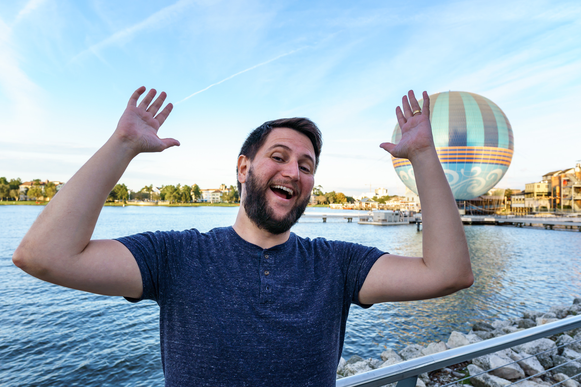 Homem tirando selfie com o celular em frente ao balao na lagoa do Disney Springs em Orlando