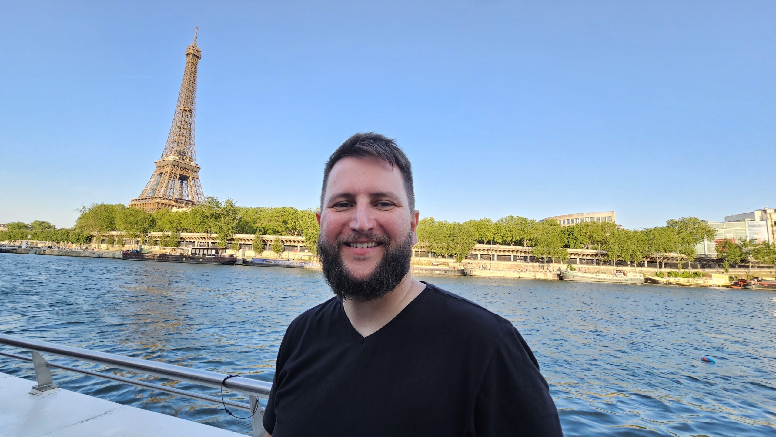 Vista da Torre Eiffel durante passeio de barco pelo Sena