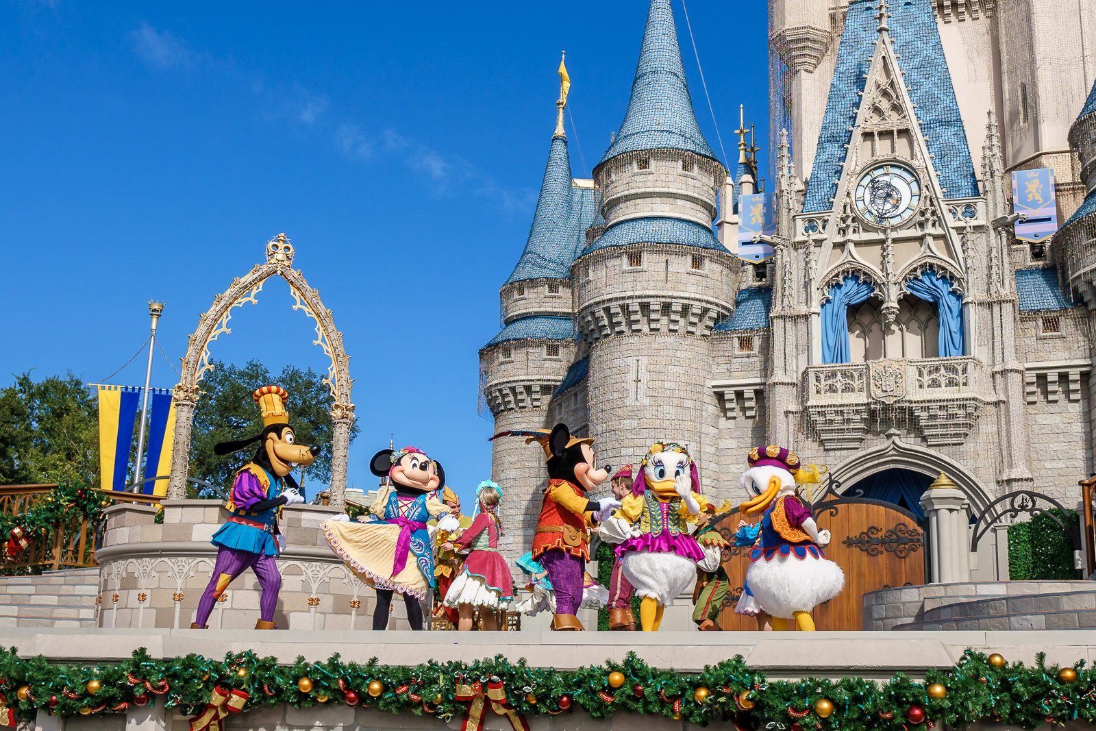 Mickey Minnie Pateta Margarida e Donald em show no palco do Castelo da Cinderela no Magic Kingdom