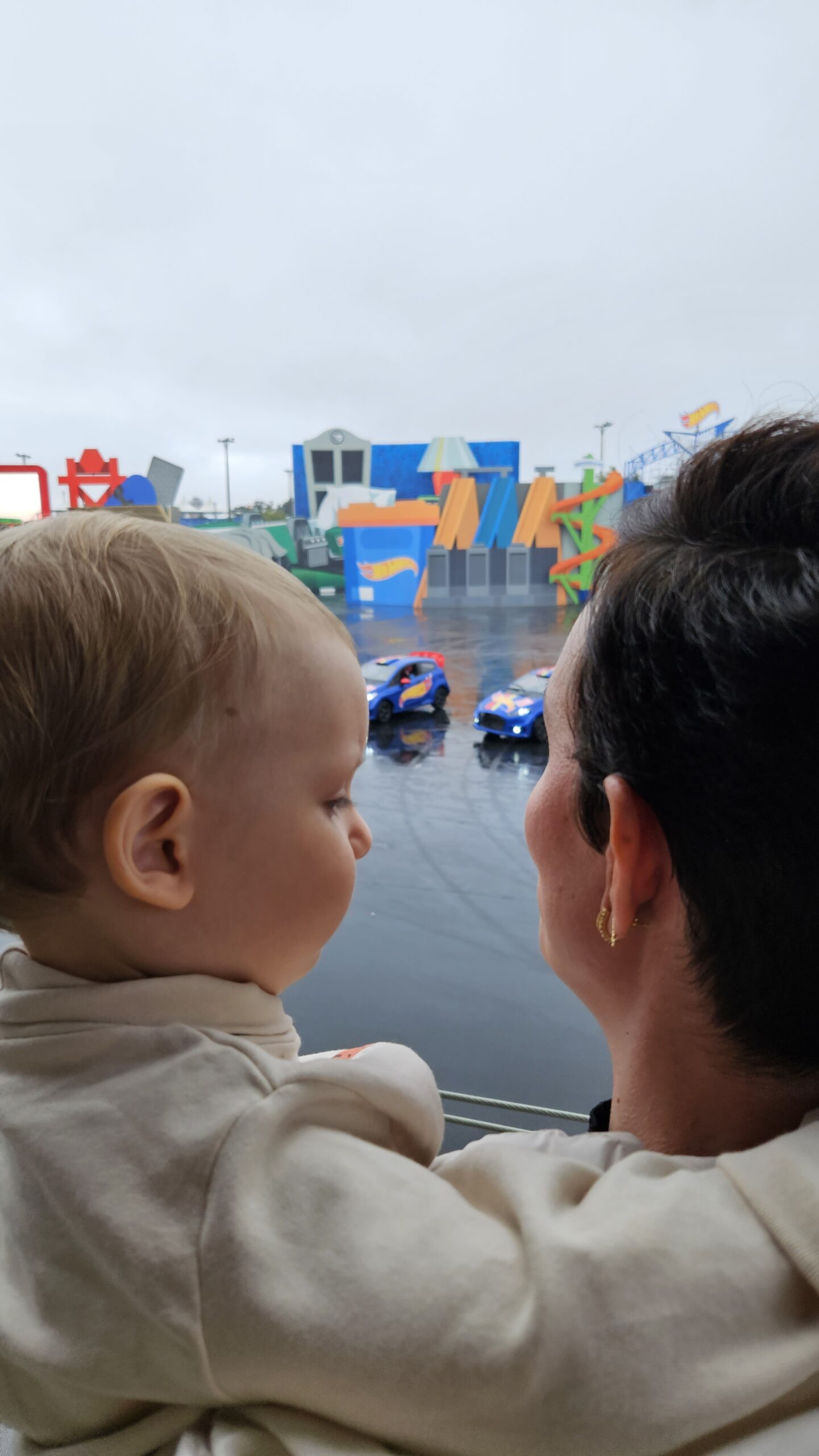 Sam no colo da mãe assistindo ao show do Hot Wheels no Beto Carrero World