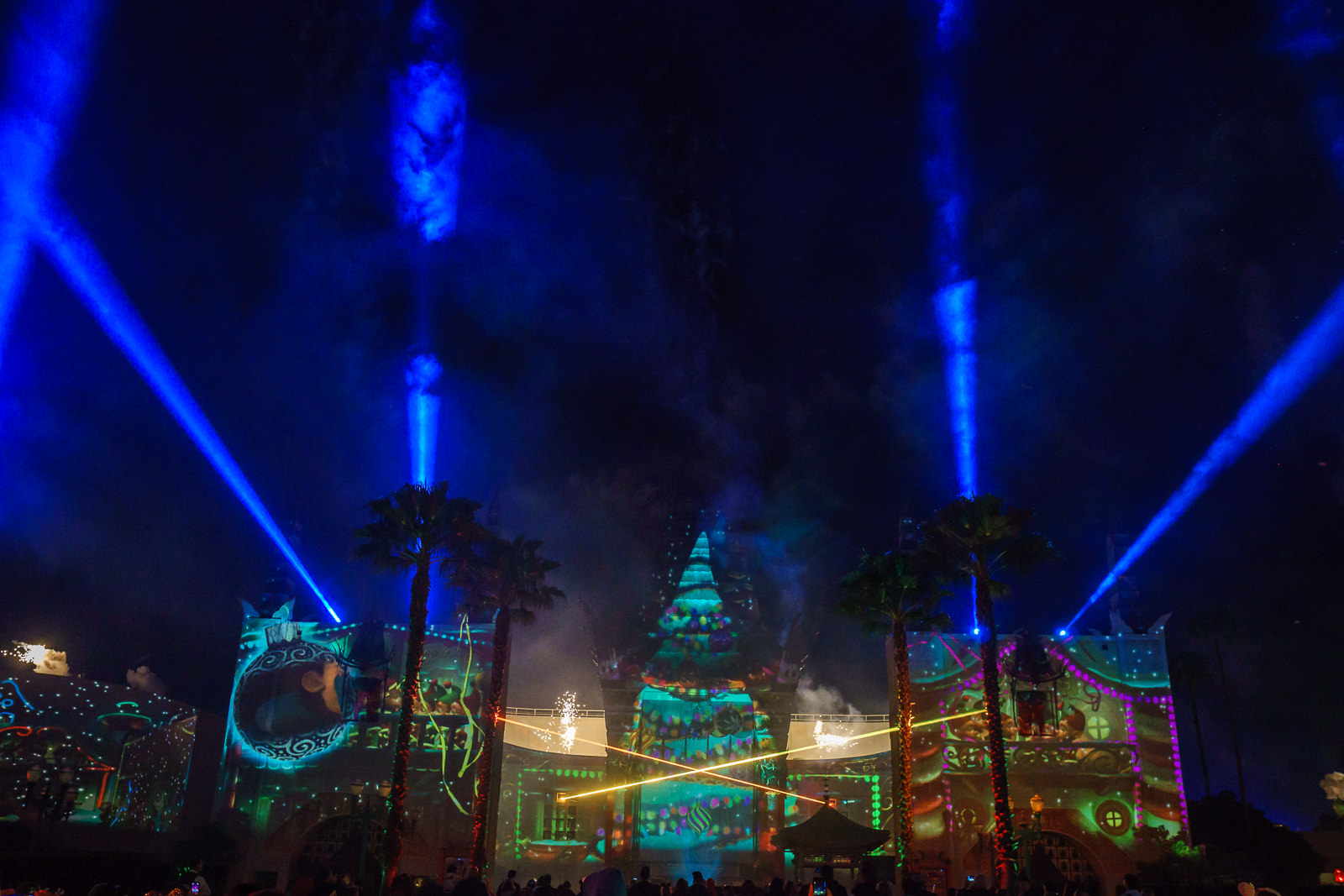 Show de luzes e projecoes na fachada do Hollywood Tower durante evento noturno tematico no Hollywood Studios