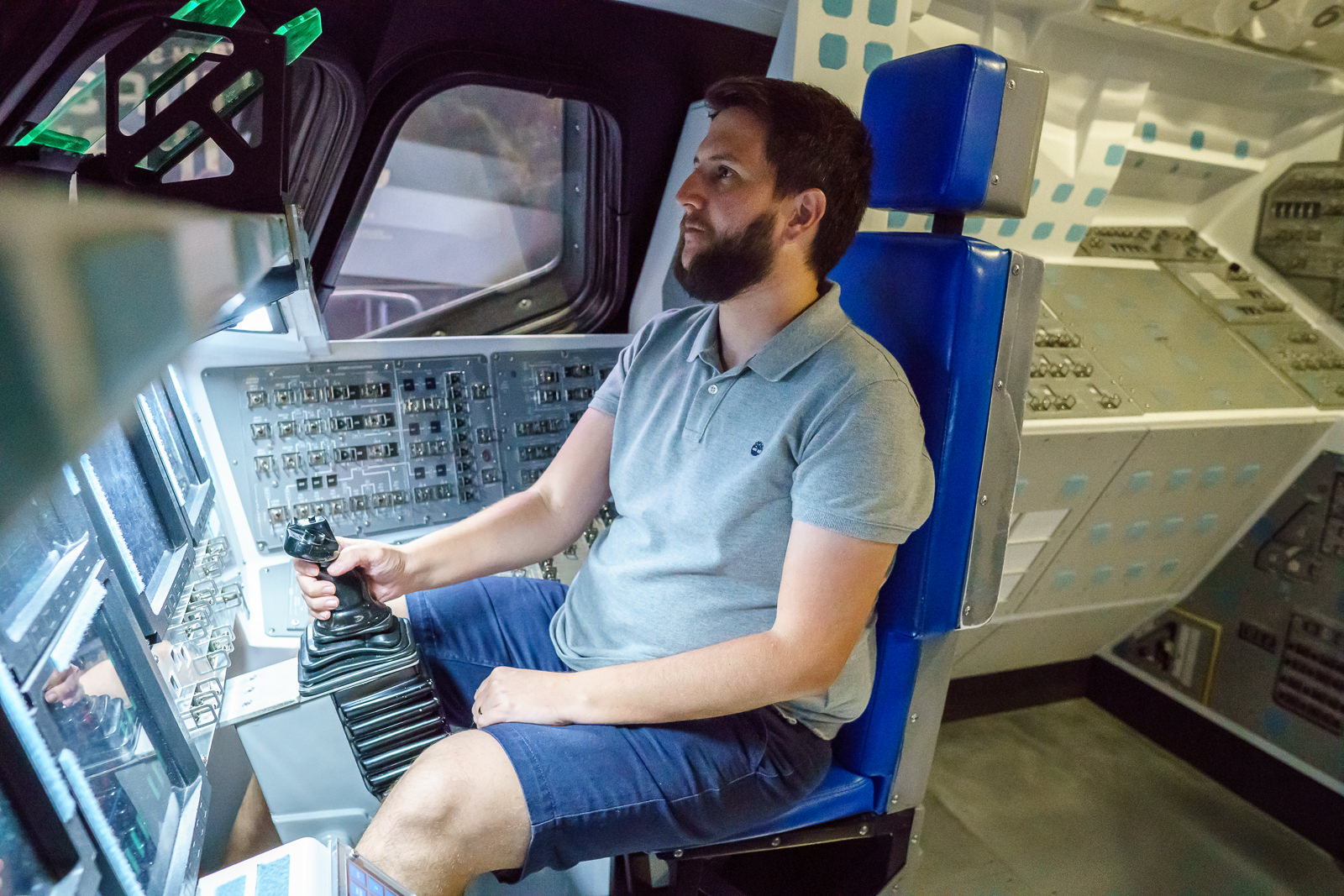 Rudi sentado no simulador de comando do ônibus espacial no Kennedy Space Center