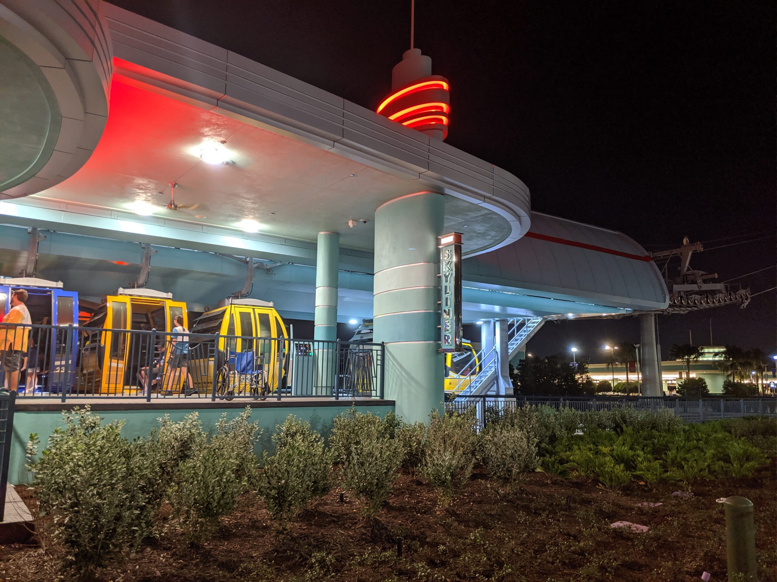 Estacao do Disney Skyliner a noite com gondolas coloridas