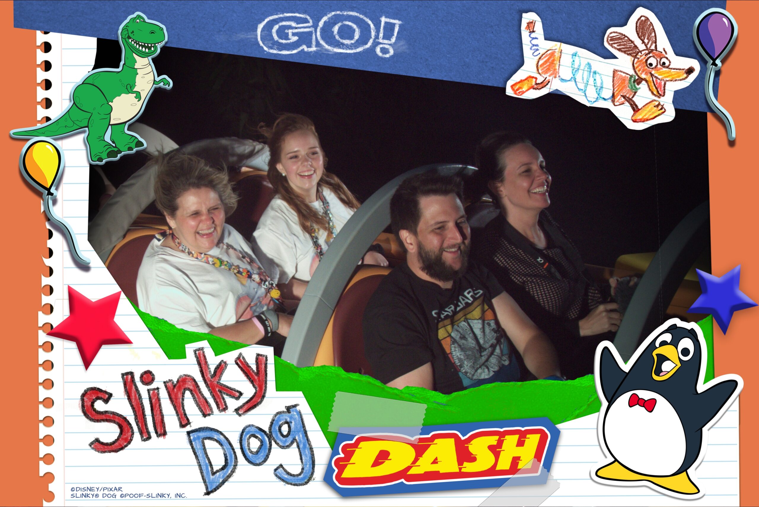 Foto oficial da Disney com família sorrindo durante o brinquedo Slinky Dog Dash no Toy Story Land do Hollywood Studios