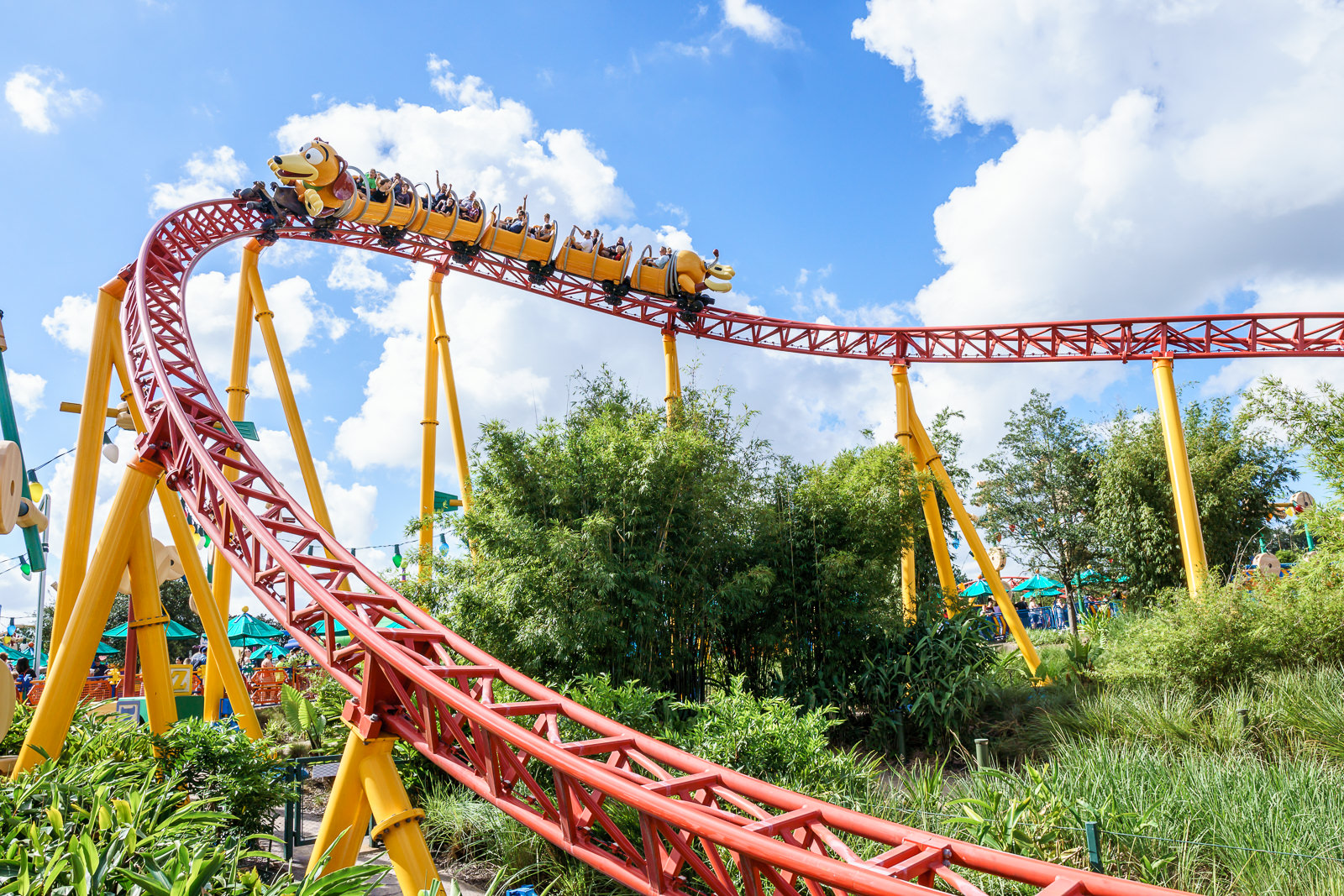 Montanha-russa Slinky Dog Dash na Toy Story Land, dentro do parque Hollywood Studios