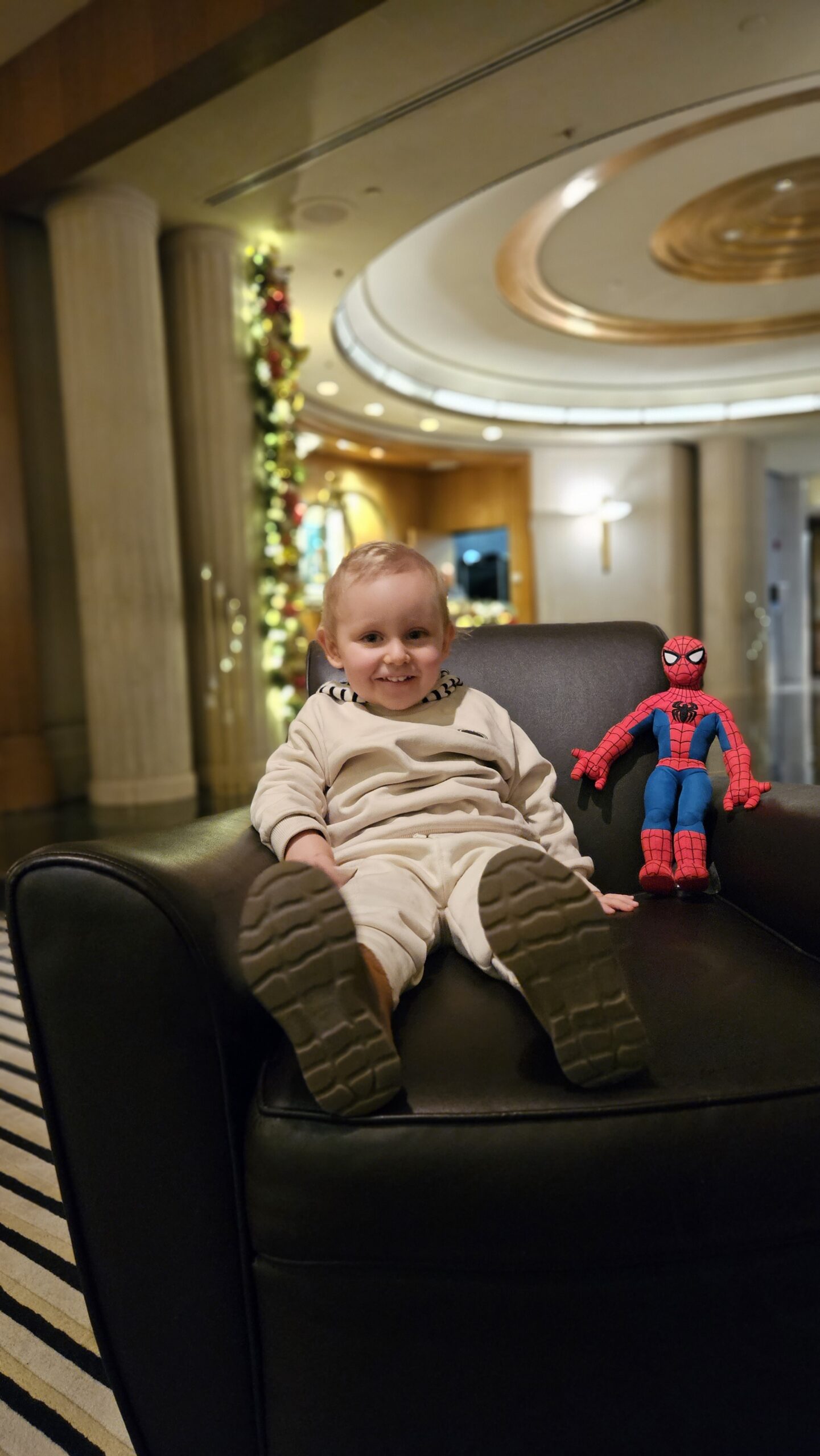 Samuel no lobby decorado de Natal do Sofitel New York