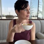 Carol tomando café da manhã no Sofitel The Obelisk em Dubai