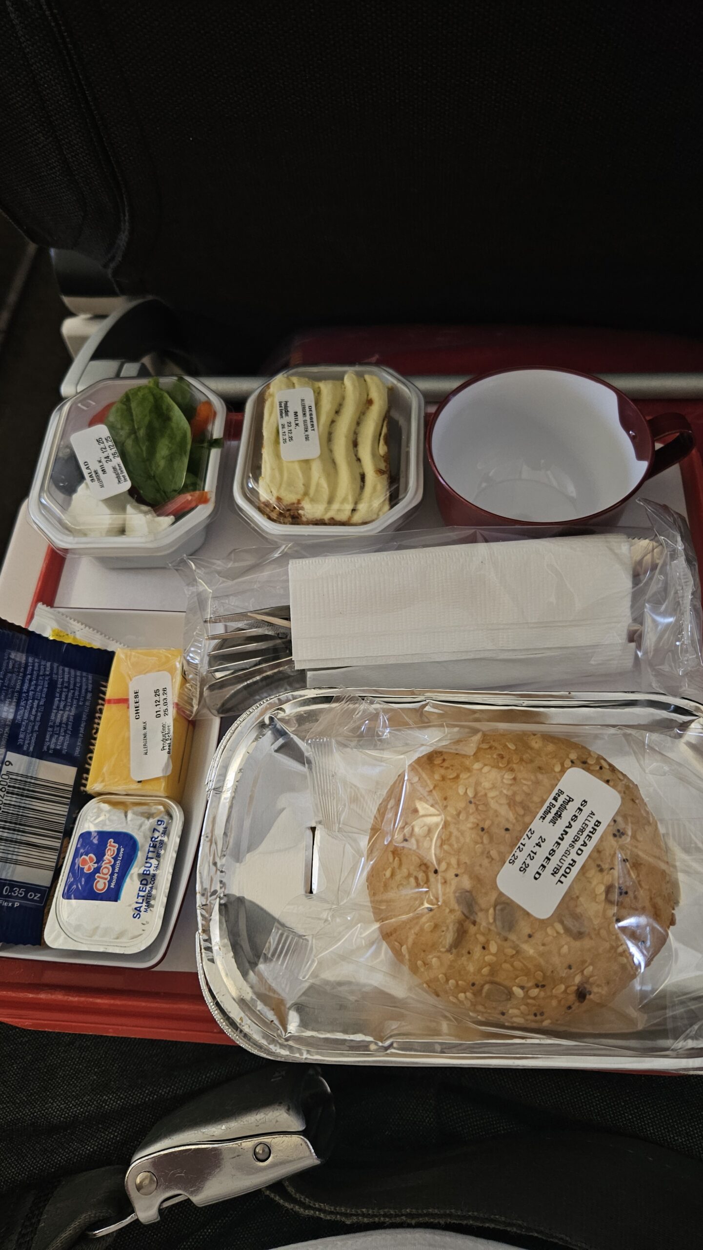 Bandeja de refeição da classe econômica da South African Airways, com pão, queijo e sobremesa