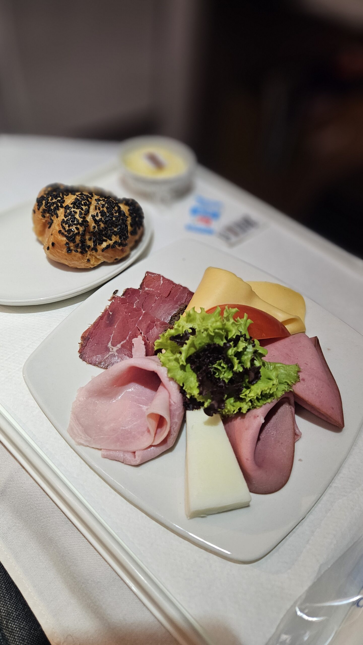 Prato de entrada com frios, queijos e salada servido na executiva da South African Airways