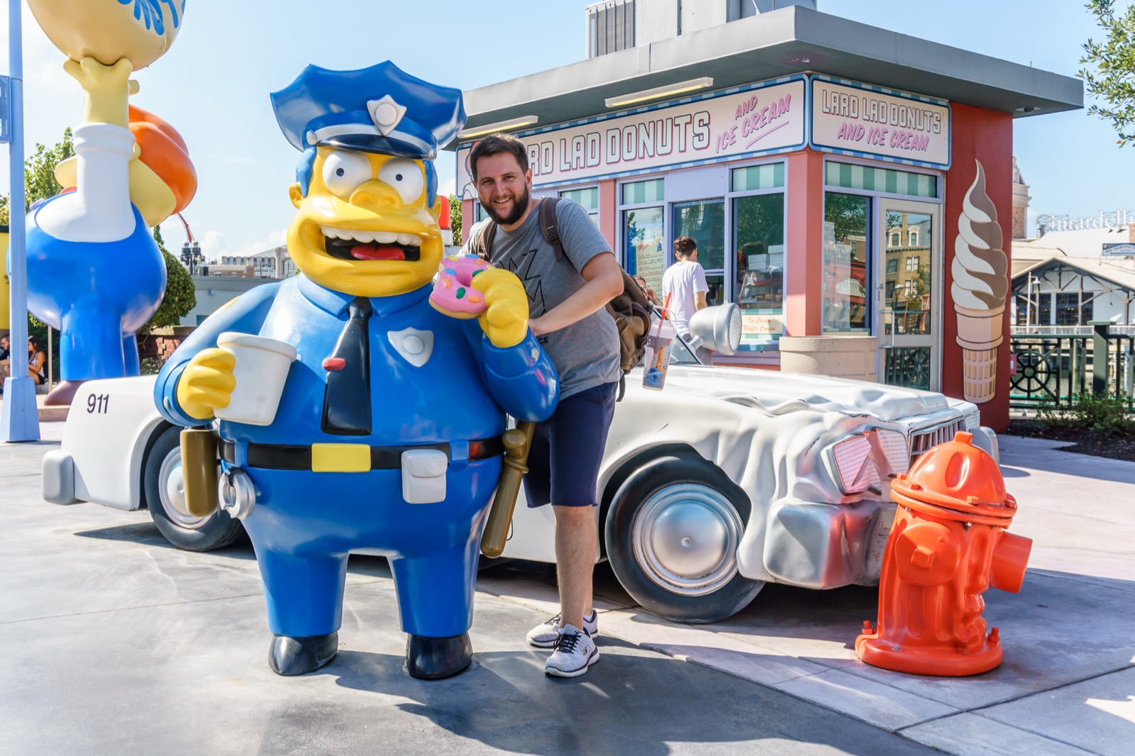 Estátua do Chefe Wiggum na área de Springfield dos Simpsons na Universal