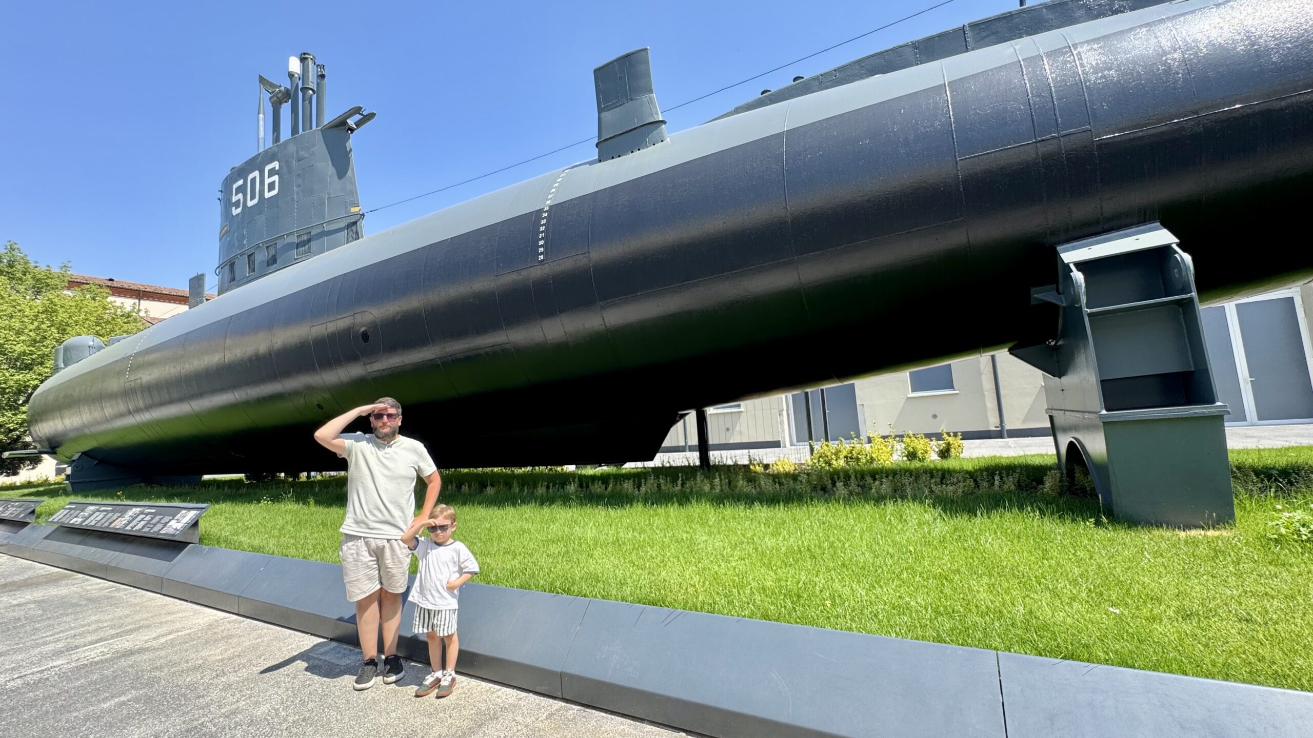 Pai e filho em frente ao submarino Enrico Toti, exposto ao ar livre no museu de ciência de Milão